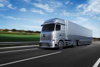 Mercedes-Benz Trucks kontynuuje elektryfikacje pojazdow w 2022 roku na drogi wyjedzie eActros LongHaul01